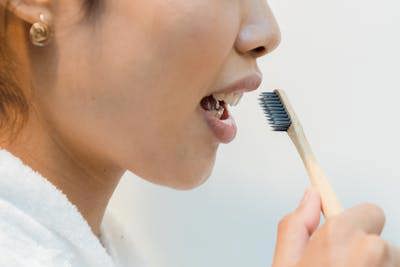 Comment bien se brosser les dents : la technique recommandée par les dentistes