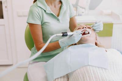 Séance d'hygiène par hygiéniste dentaire