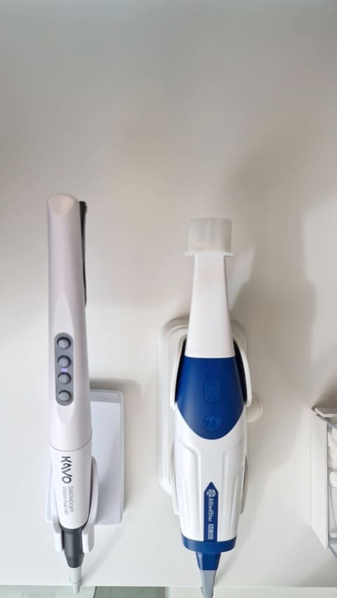 Cámara intraoral KaVo DIAGNOcam Vision Full HD y un segundo instrumento en sus soportes