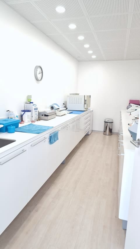 Sala de esterilización con encimera blanca y autoclave