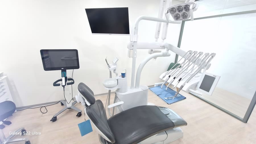Sillón dental con pantalla de pared y carro con pantalla táctil