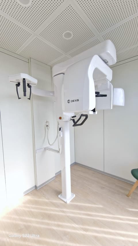 Aparato de radiografía panorámica y 3D DEXIS en su sala