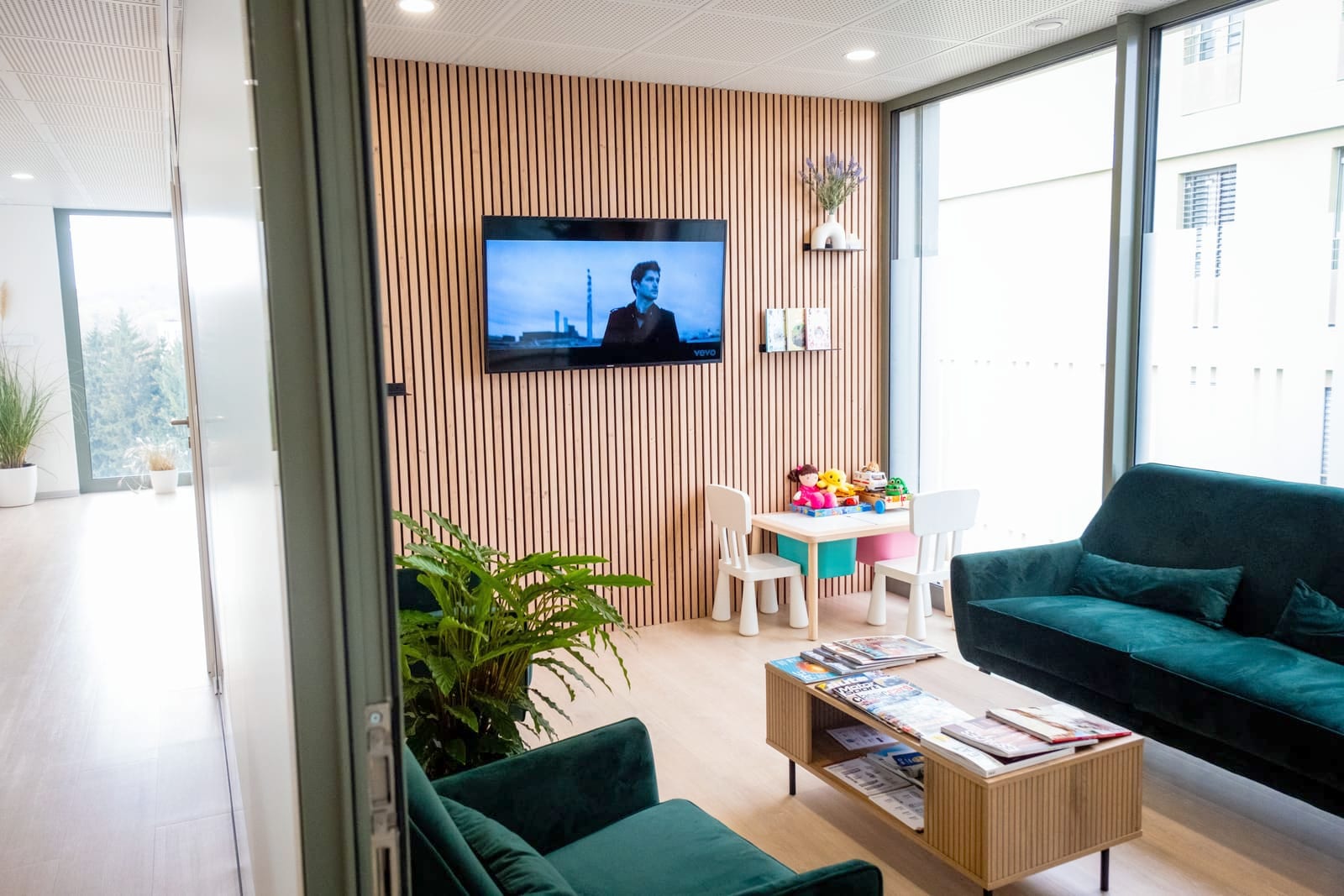 Salle d'attente avec espace jeux pour enfants au Cabinet Dentaire Côté Gare