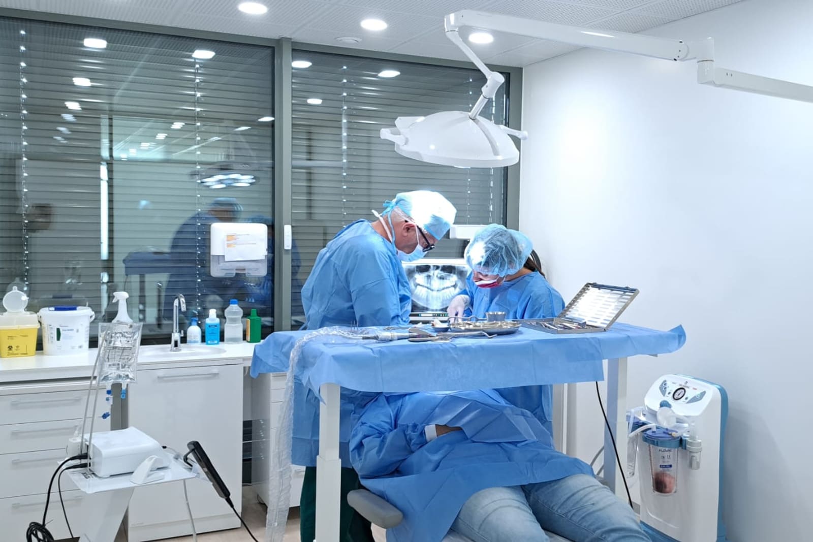 Intervention de chirurgie orale en champ stérile au Cabinet Dentaire Côté Gare à Bussigny