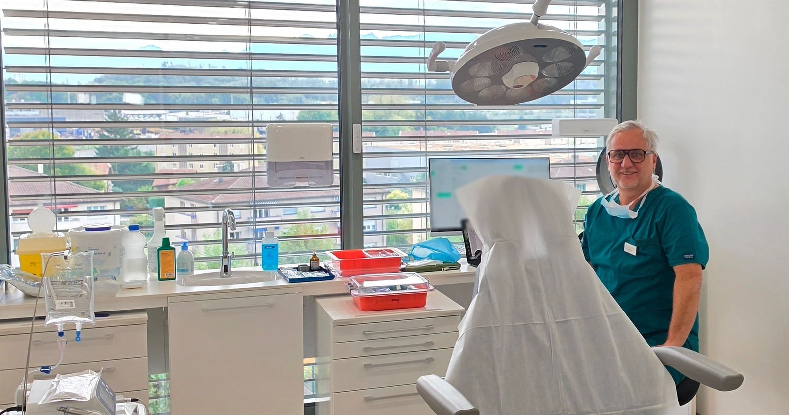 Le Dr Thierry Caro dans la salle de chirurgie du Cabinet Dentaire Côté Gare à Bussigny, où il pose les implants